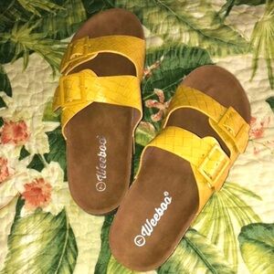 WeeBoo Sandals size 7